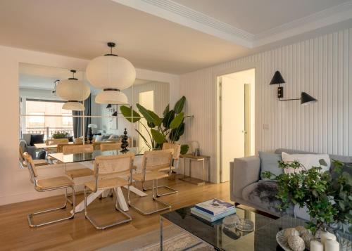 uma sala de estar com um sofá e uma mesa em AkomodaT en luminoso y acogedor cercano a la playa y Bilbao em Urduliz