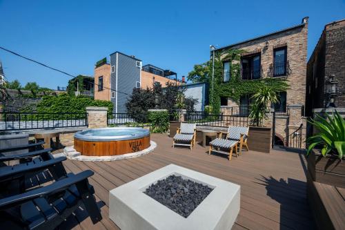 un patio con una hoguera, mesas y sillas en Villa D' Citta en Chicago