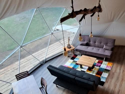 an overhead view of a living room in a tent at Cabaña y Domos El Pescador Coyhaique in El Blanco