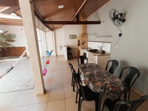 een keuken en eetkamer met een tafel en stoelen bij Casa de Maria in Aparecida