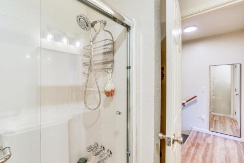 y baño con ducha y puerta de cristal. en Airy Fortuna Apartment with Deck!, en Fortuna