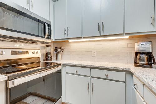 Dapur atau dapur kecil di Updated Dauphin Island Condo with Pool and Gulf Views!