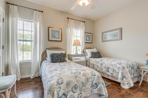 Katil atau katil-katil dalam bilik di Updated Dauphin Island Condo with Pool and Gulf Views!