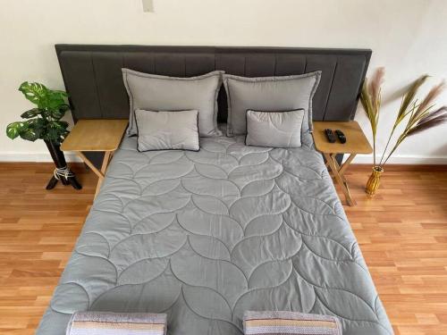 1 dormitorio con 1 cama grande con almohadas en Moderno Apartaestudio en zona central en Medellín