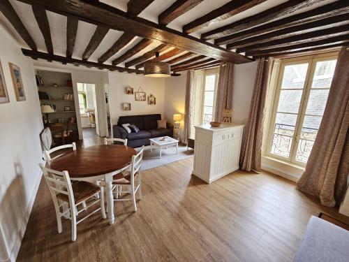 un salon avec une table et un canapé dans l'établissement Le petit Bayeusain, à Bayeux