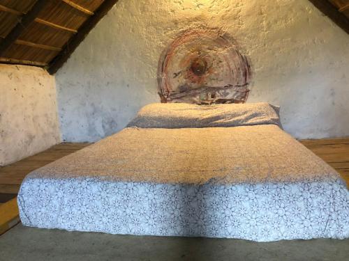a bed sitting in a room with a mattress at Colibrí in Barra de Valizas