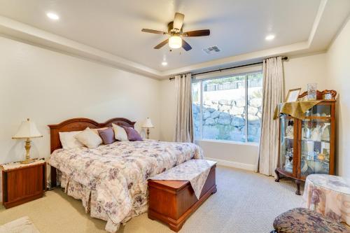 Giường trong phòng chung tại Gorgeous Henderson Home with Patio and Yard!