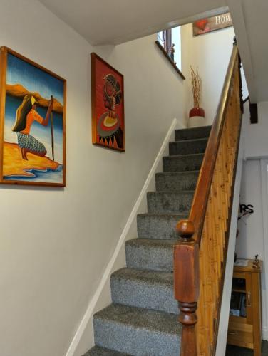 een trap in een huis met een schilderij aan de muur bij Westmorland in Cleveleys