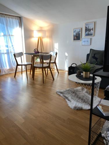 sala de estar con mesa y sillas en NEUES ruhiges Apartment, Bergblick, Stellplatz, en Bischofswiesen