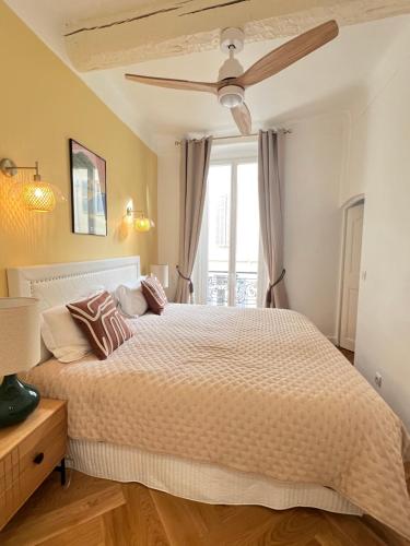 une chambre avec un grand lit et une fenêtre dans l'établissement Apartment Center of Cannes, Croisette, à Cannes