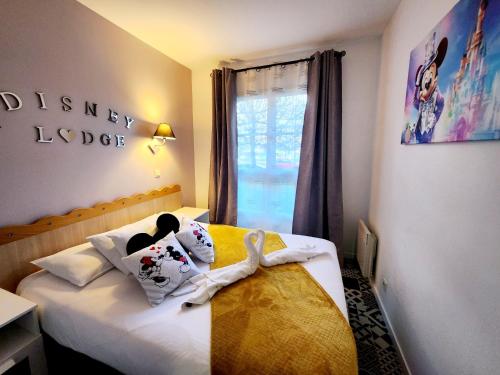 Chambre d'hôtel avec 2 cygnes posées sur un lit dans l'établissement Appartement proche Disneyland, Val d'Europe, Paris #2, à Serris