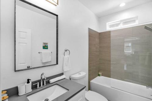 Galeriebild der Unterkunft Plush Getaway with Hot Tub & Bay Area Views in Pinole