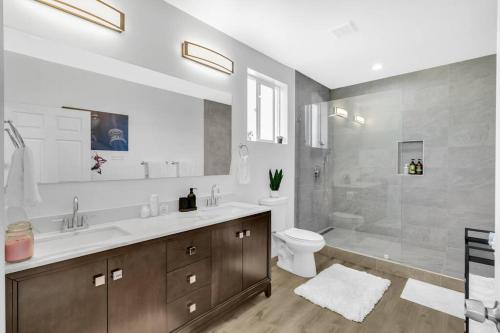 Koupelna v ubytování Plush Getaway with Hot Tub & Bay Area Views