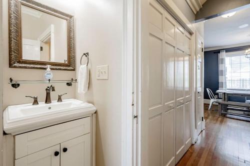 Koupelna v ubytování Walk to USC Devine Street - Cool Blue Bungalow