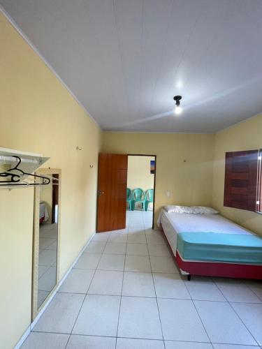 1 dormitorio con 1 cama y cocina. en Recanto 3 irmãs en Barreirinhas