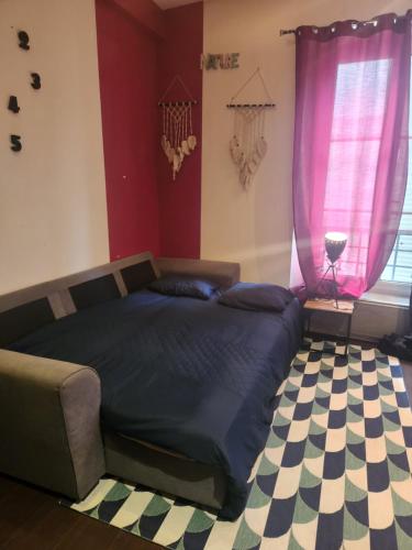 une chambre avec un lit et un sol à carreaux dans l'établissement Lagny sur marne, à Lagny-sur-Marne