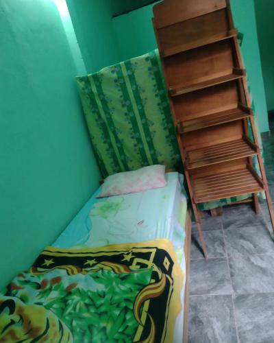 1 dormitorio con 1 cama y armario de madera en Pedir WhatsApp al instagram iguazucataratashoy - por WhatsApp o mensaje para oficializar la reserva en Puerto Iguazú