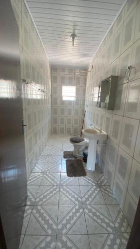 a bathroom with a toilet and a sink at Chacara Antonio dos Reis (Piaui) in Mairinque