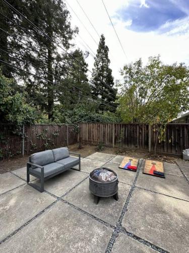 Taman di luar Modern, Renovated 5b/3ba near Apple, Kaiser