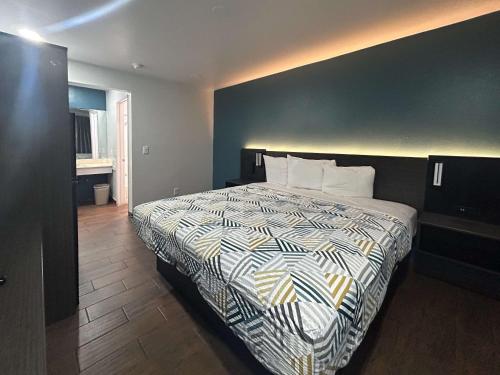 a hotel room with a bed with a large bed sidx sidx sidx at Studio 6 Hemet, CA in Hemet