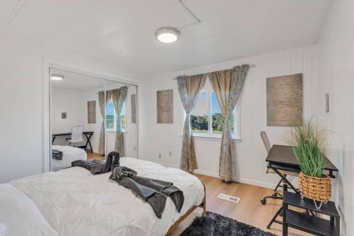 - une chambre avec un lit, un bureau et un piano dans l'établissement Cozy Cabin w/breathtaking views, à Pilot Hill