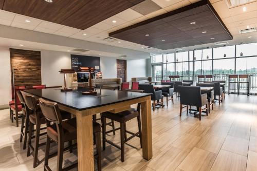 a dining room with a table and chairs at Holiday Inn Express & Suites - Welland in Welland