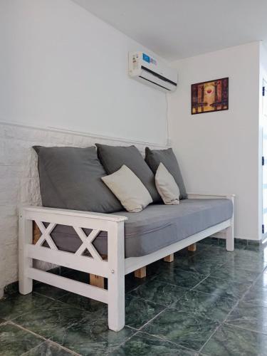 - un canapé gris dans une pièce dans l'établissement AppartMaipu496, à Balcarce