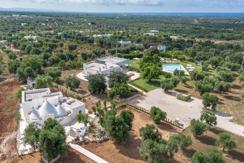 una vista aerea su una grande casa bianca con piscina di Villa Clive Relax & Sun a Ostuni