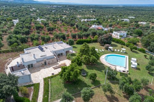 vista aerea di una casa con piscina di Villa Clive Relax & Sun a Ostuni