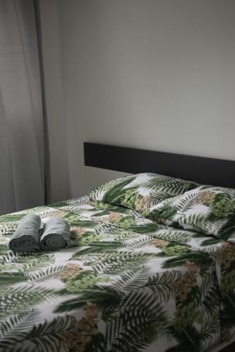 ein Bett mit zwei Kissen darüber in der Unterkunft Villa les MAHOGANYS in Rivière-Salée