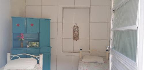 a room with a blue cabinet and a bed at Acero'Lar in Recife