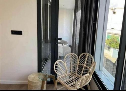 dwa krzesła i stół na balkonie w obiekcie Villa bella californie w mieście Casablanca