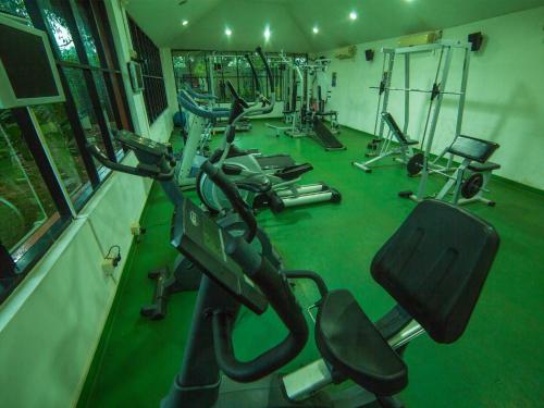 Fitness centrum a/nebo fitness zařízení v ubytování SAJ Earth Resort & Convention Center , Kochi