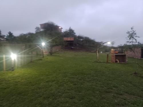 um campo à noite com luzes na relva em Cabaña arcoiris em El Parador