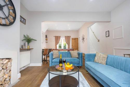 a living room with a blue couch and a table at Central House with Parking, Pool Table, Super-Fast Wifi and Smart TV with Virgin Media and Netflix by Yoko Property in Northampton