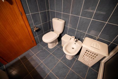 a bathroom with a toilet and a sink at Casa da Montanha in Salão