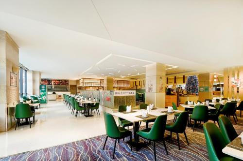 Restaurace v ubytování Holiday Inn Qingdao City Center by IHG - May 4th Square