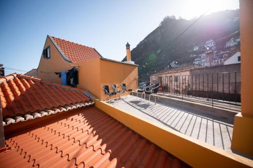 uma vista do telhado de um edifício com azulejos laranja em Casa das Vistas em Porto Moniz