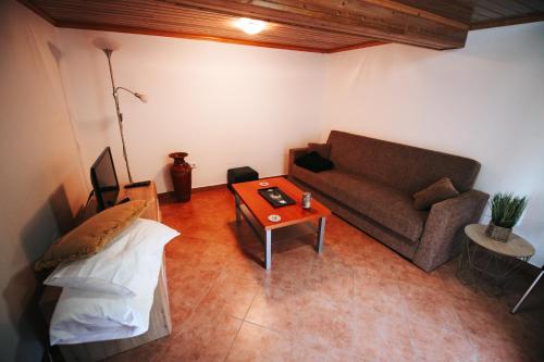 a living room with a couch and a table at Casa das Vistas in Porto Moniz