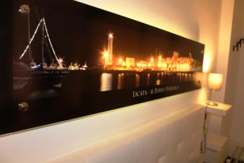 a picture hanging on a wall in a room at NicaDomus B&B in Licata