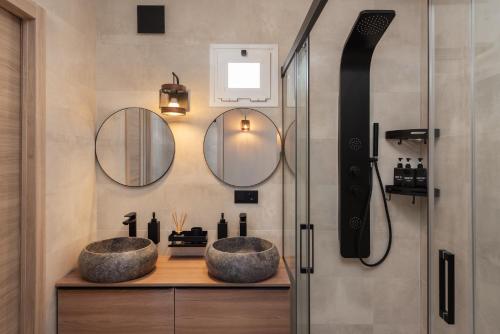 zwei Waschbecken in einem Badezimmer mit Spiegel und einer Dusche in der Unterkunft Tooker Villa De La Playa La Cala de Mijas in La Cala de Mijas