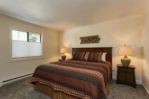 - une chambre avec un lit, deux lampes et une fenêtre dans l'établissement Edelweiss Unit 17, à Durango Mountain Resort