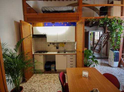 una cucina con tavolo e letto a castello di Loft Rustico a Firenze