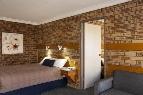 Mid Town Inn Narrabri tesisinde bir odada yatak veya yataklar