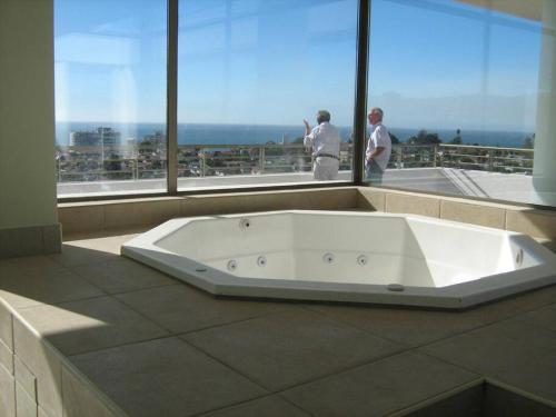 bañera en el baño con 2 hombres parados cerca de una ventana en Miramar, en Viña del Mar