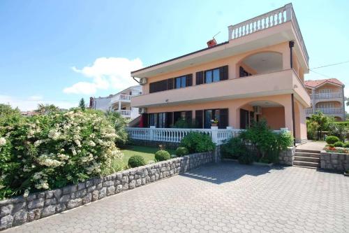 Apartments with parking space Njivice, Krk - 21860