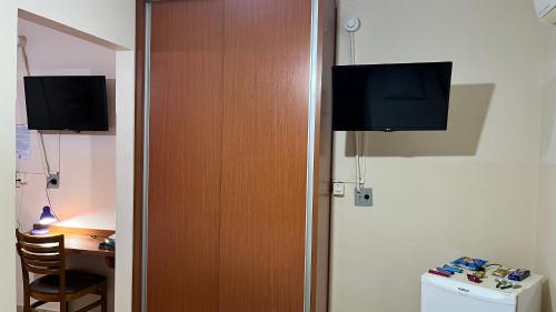 Hotel São Marcos Orlândia SPにあるテレビまたはエンターテインメントセンター