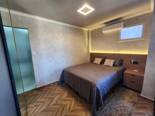 聖塔倫的住宿－Aconhegante Studio Alto padrão com WIFI，一间小卧室,配有床和窗户