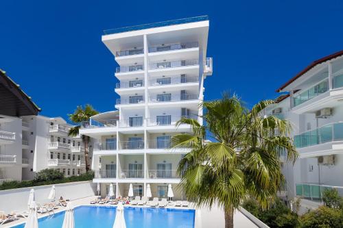 un hôtel avec une piscine et un palmier dans l'établissement Side Su Hotel - Adult Only (+16), à Sidé