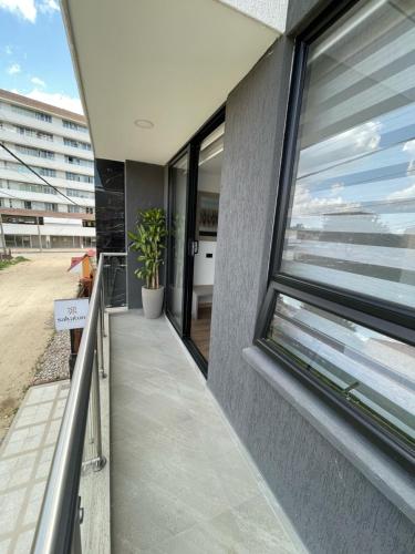 a balcony with a view of the beach from a building at HOTEL SALVATORE in Paipa